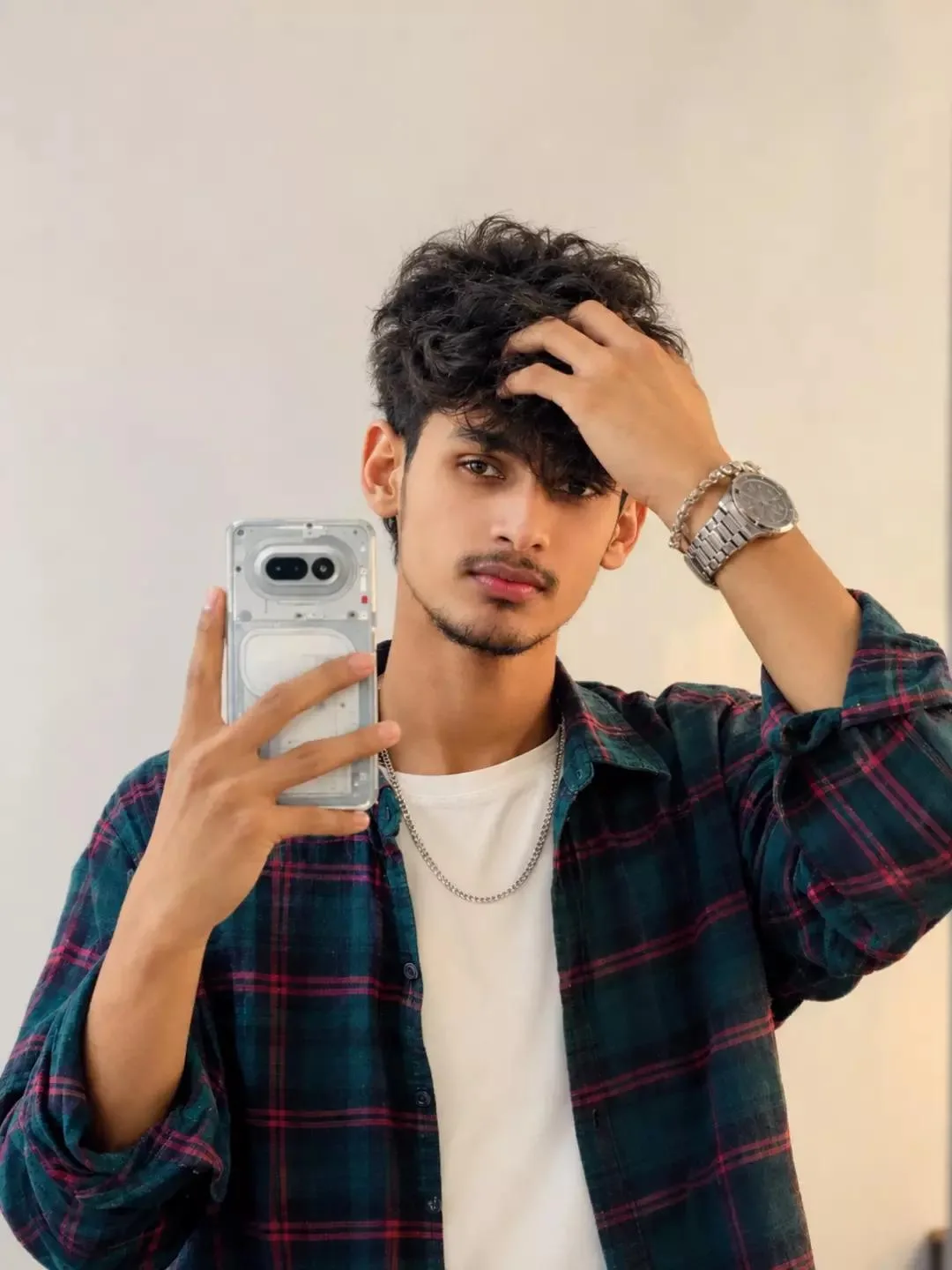 ULTRA-REALISTIC MIRROR SELFIE