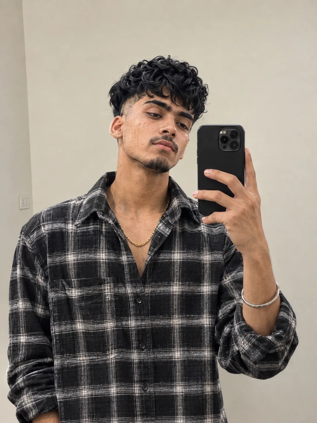 Black shirt mirror selfie
