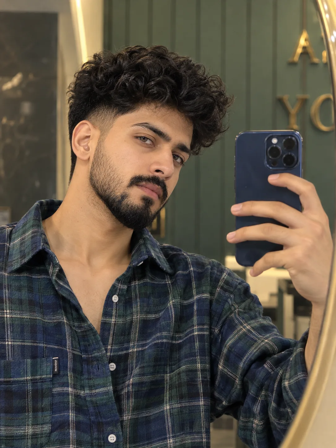 iPhone Mirror Selfie Prompt