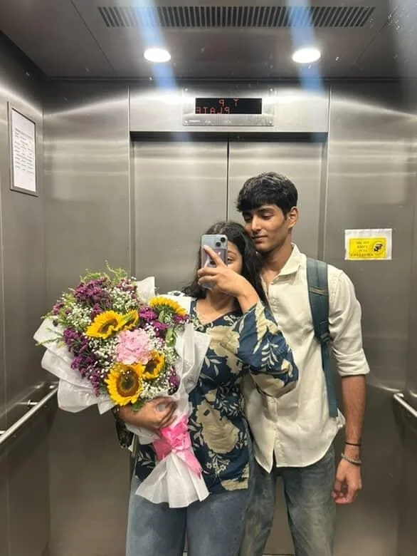 💐 Romantic Elevator Mirror Selfie – Surprise Flower Bouquet